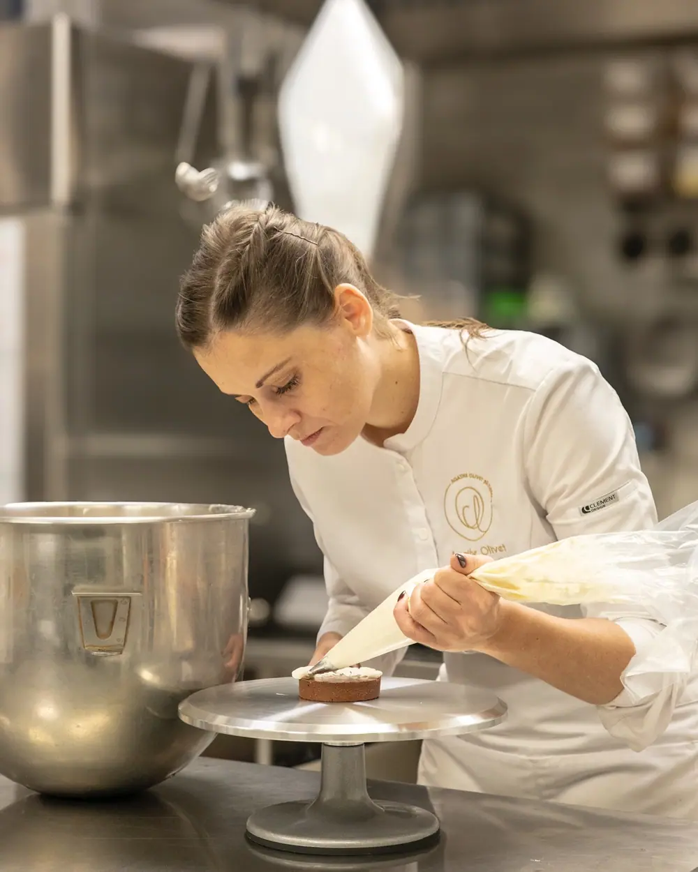 Agathe Olivet, cheffe pâtissière, au laboratoire à Saint-Clément-de-Rivière