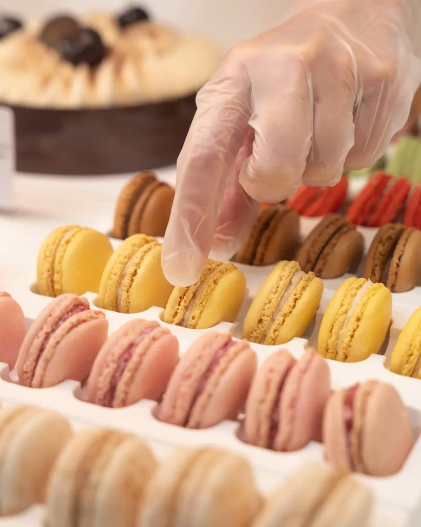 Dressage des macarons à la poche, au laboratoire