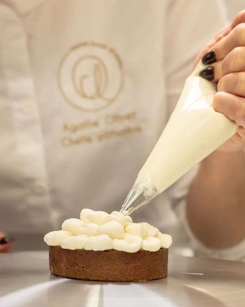 Finitions d’une tartelette praliné à la main