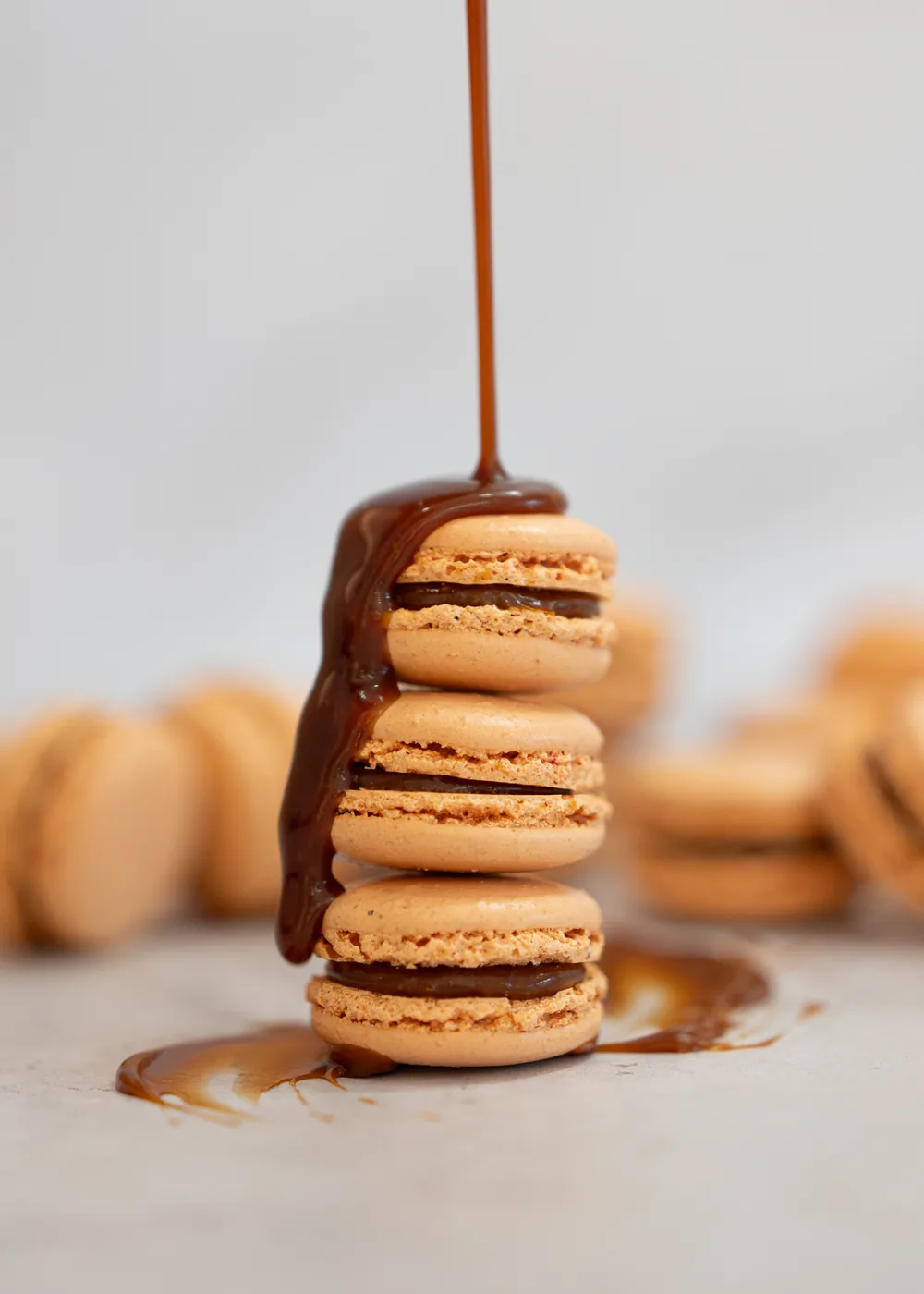 Macarons au caramel nappés de caramel coulant