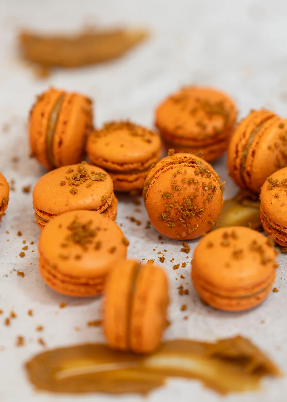 Macarons orangés décorés d’éclats croquants