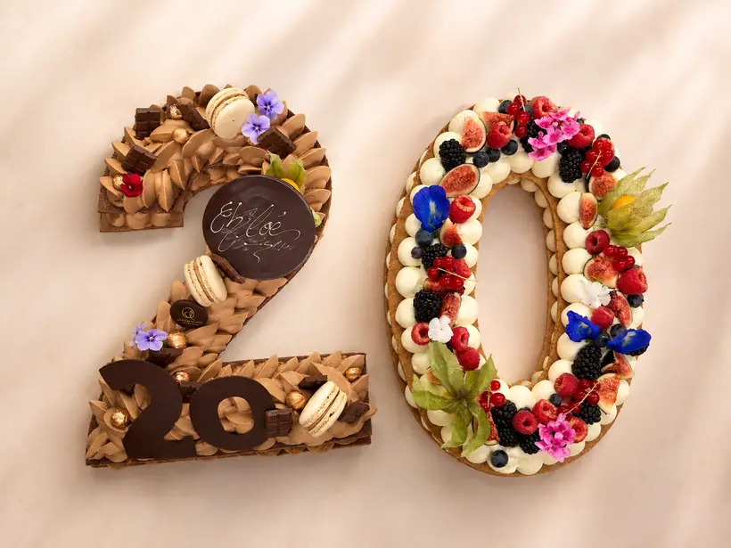 Number cake 20, un chiffre chocolat praliné et un chiffre aux fruits rouges de saison et figues