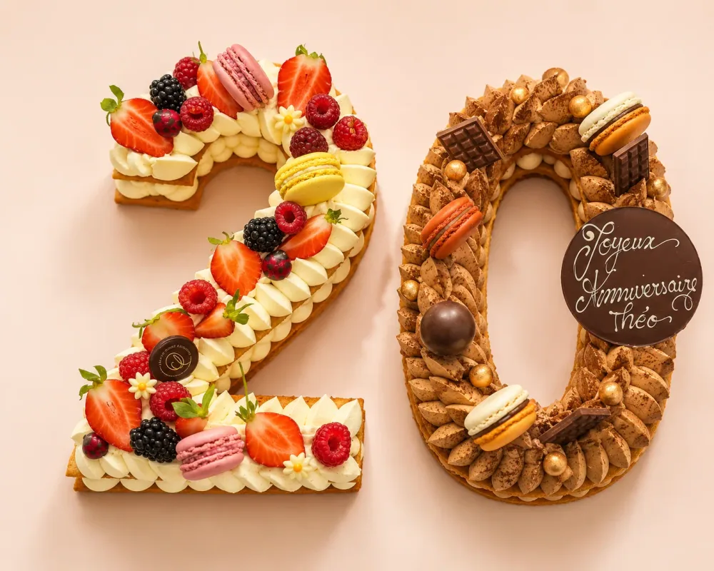 Number cake « 20 » sur mesure de la Pâtisserie Agathe Olivet : chiffres garnis de crème, fruits frais, macarons et plaque Joyeux anniversaire