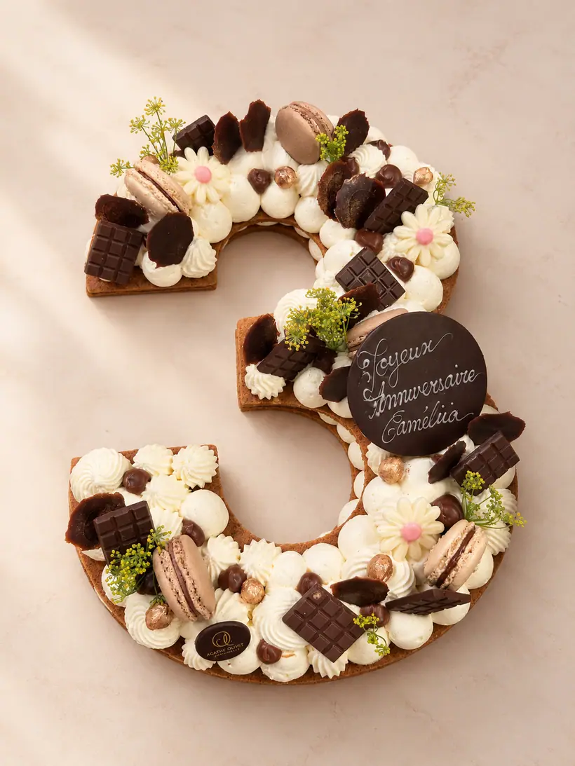 Number cake 3 vanille et caramel beurre salé, tablettes de chocolat, macarons et plaque en chocolat personnalisée