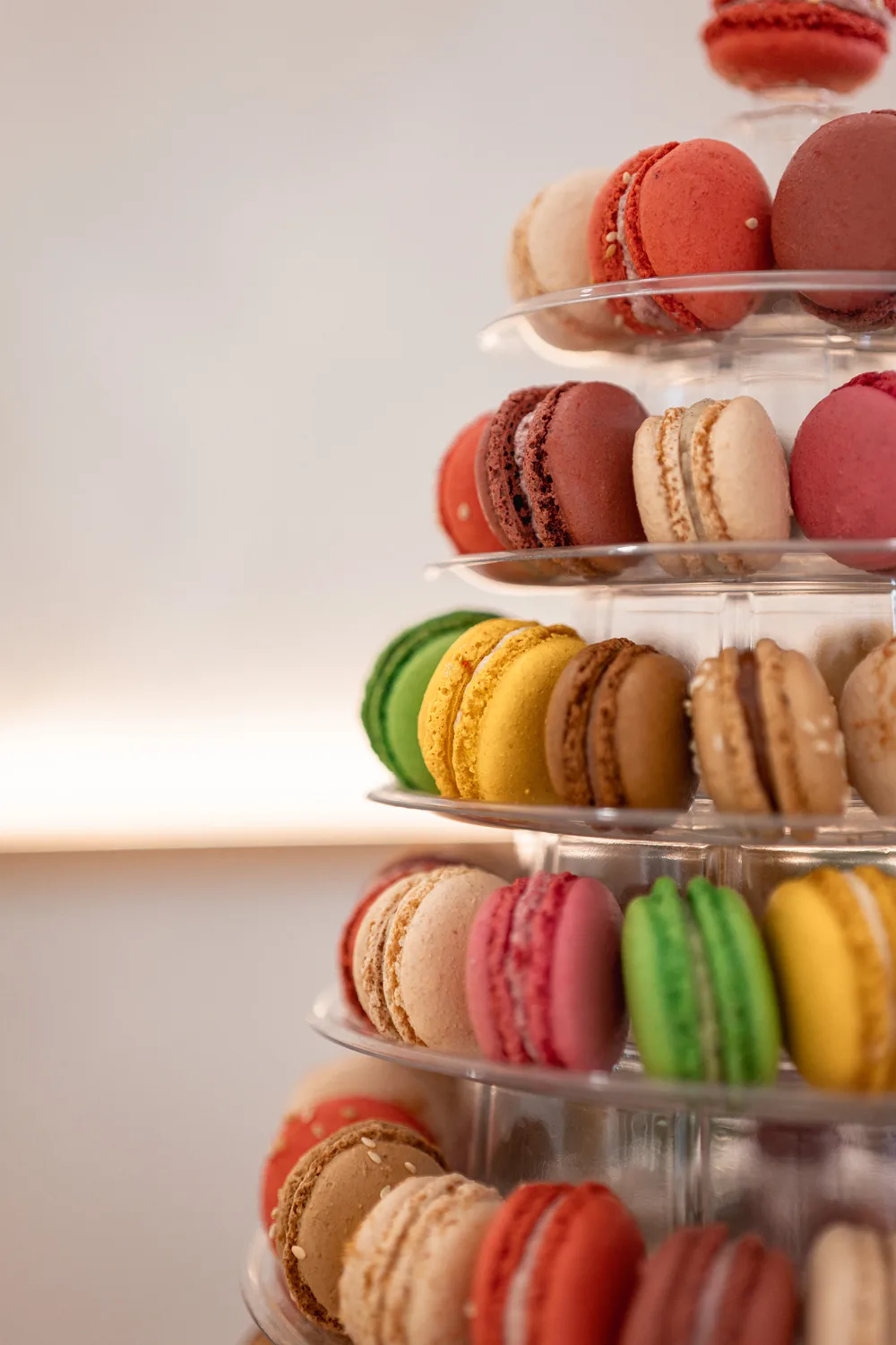 Détail d’une pyramide de macarons multicolores